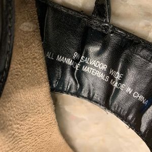 9W black sandals with sliver speckled straps.